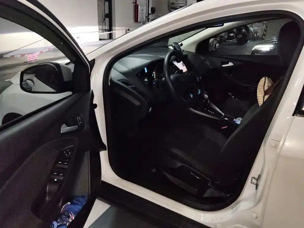 Ford Focus 2015 Hatchback 1.6L Automatic Comfort — миниатюра 13