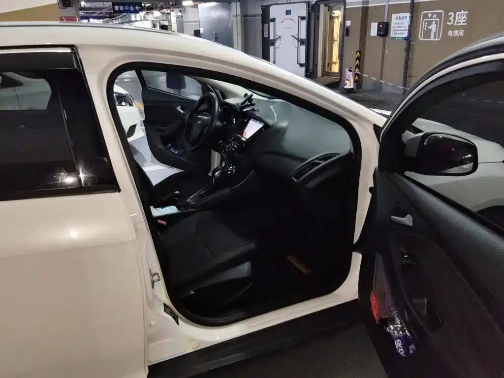 Ford Focus 2015 Hatchback 1.6L Automatic Comfort — миниатюра 22