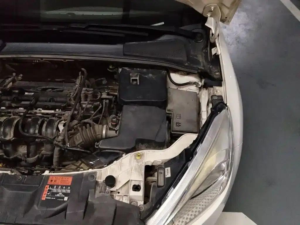 Ford Focus 2015 Hatchback 1.6L Automatic Comfort — миниатюра 24
