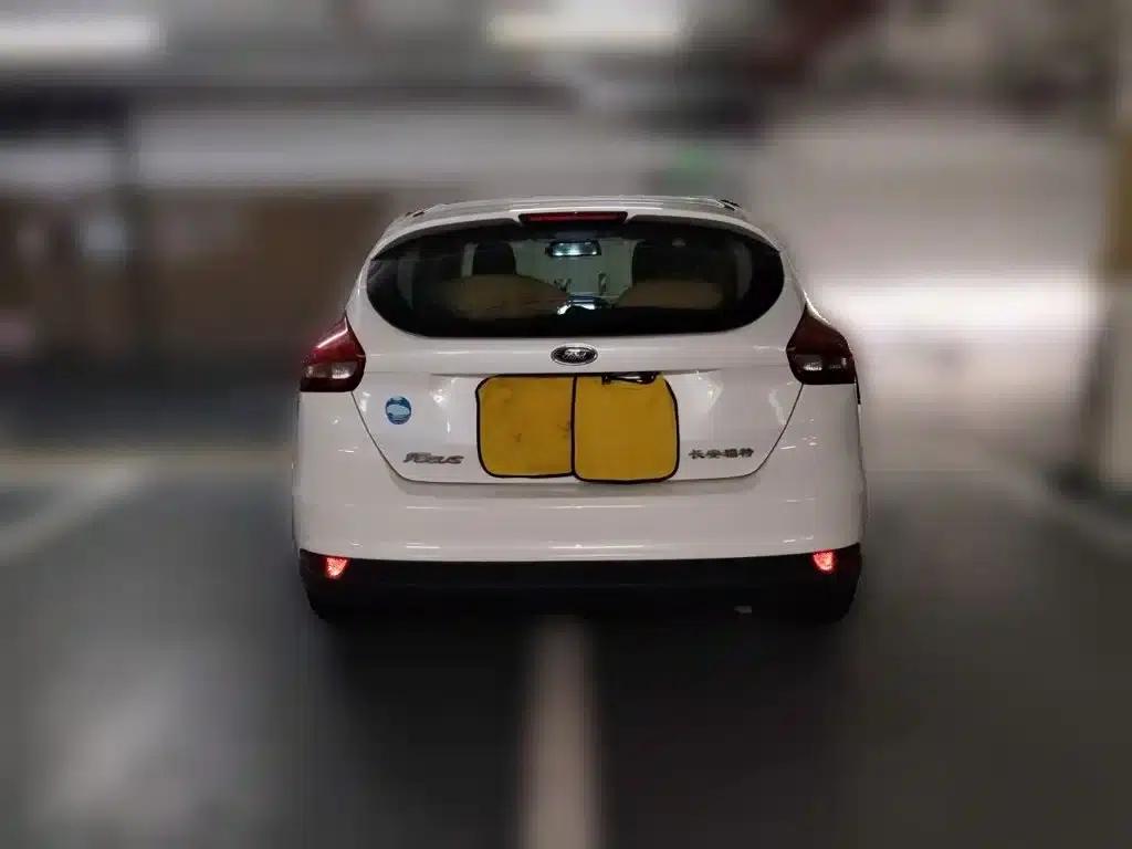 Ford Focus 2015 Hatchback 1.6L Automatic Comfort — миниатюра 4