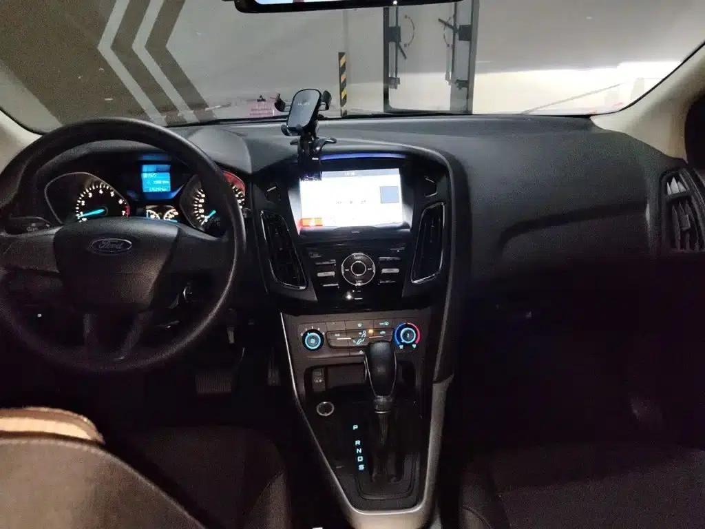 Ford Focus 2015 Hatchback 1.6L Automatic Comfort — миниатюра 6