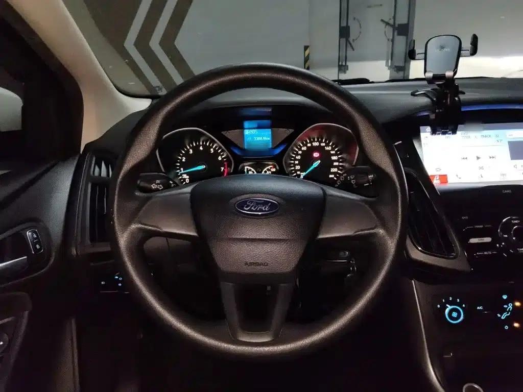 Ford Focus 2015 Hatchback 1.6L Automatic Comfort — миниатюра 7