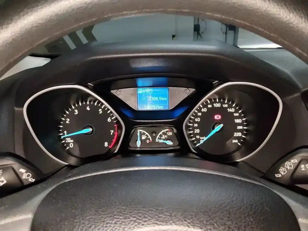 Ford Focus 2015 Hatchback 1.6L Automatic Comfort — миниатюра 8