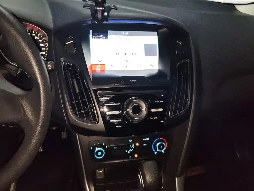 Ford Focus 2015 Hatchback 1.6L Automatic Comfort — миниатюра 10