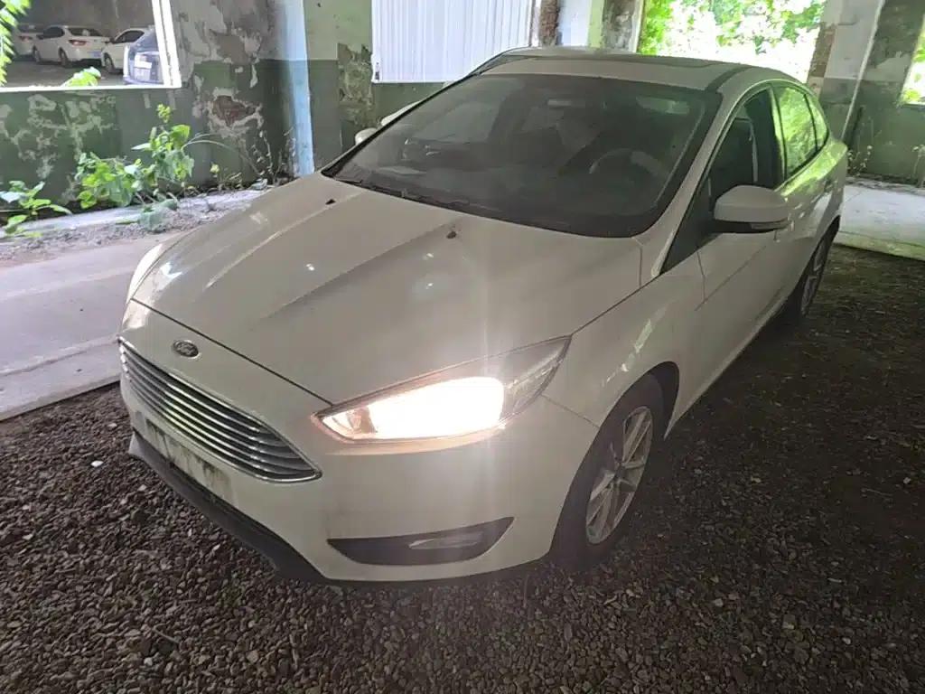 Ford Focus 2018 Sedan Classic 1.6L Automatic Fashion Smart Edition — миниатюра 2