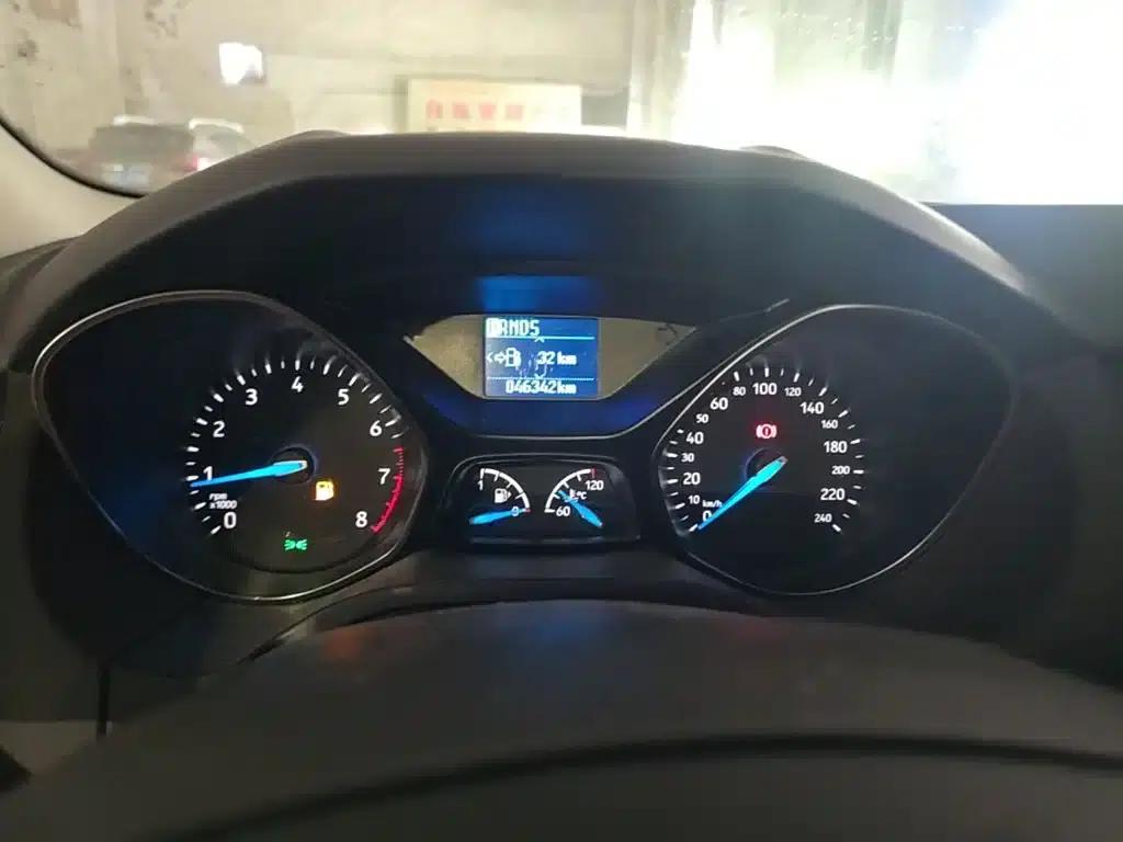 Ford Focus 2018 Sedan Classic 1.6L Automatic Fashion Smart Edition — миниатюра 12