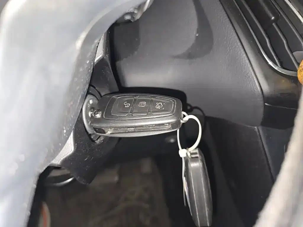 Ford Focus 2018 Sedan Classic 1.6L Automatic Fashion Smart Edition — миниатюра 9