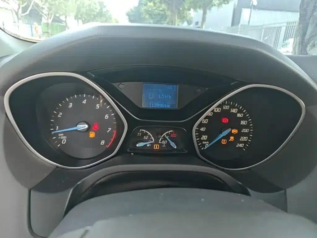 Ford Focus 2012 Sedan 1.6L Manual Comfort — миниатюра 12