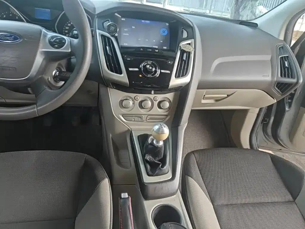 Ford Focus 2012 Sedan 1.6L Manual Comfort — миниатюра 13