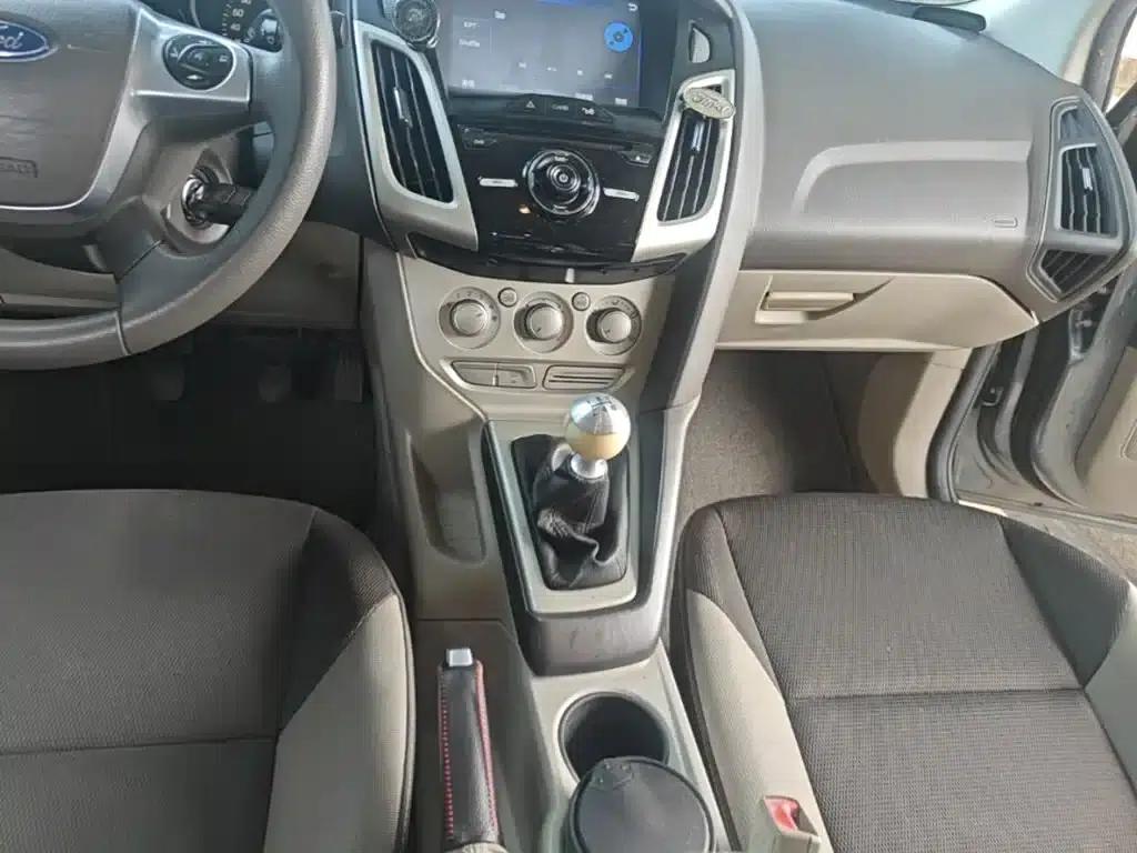 Ford Focus 2012 Sedan 1.6L Manual Comfort — миниатюра 14