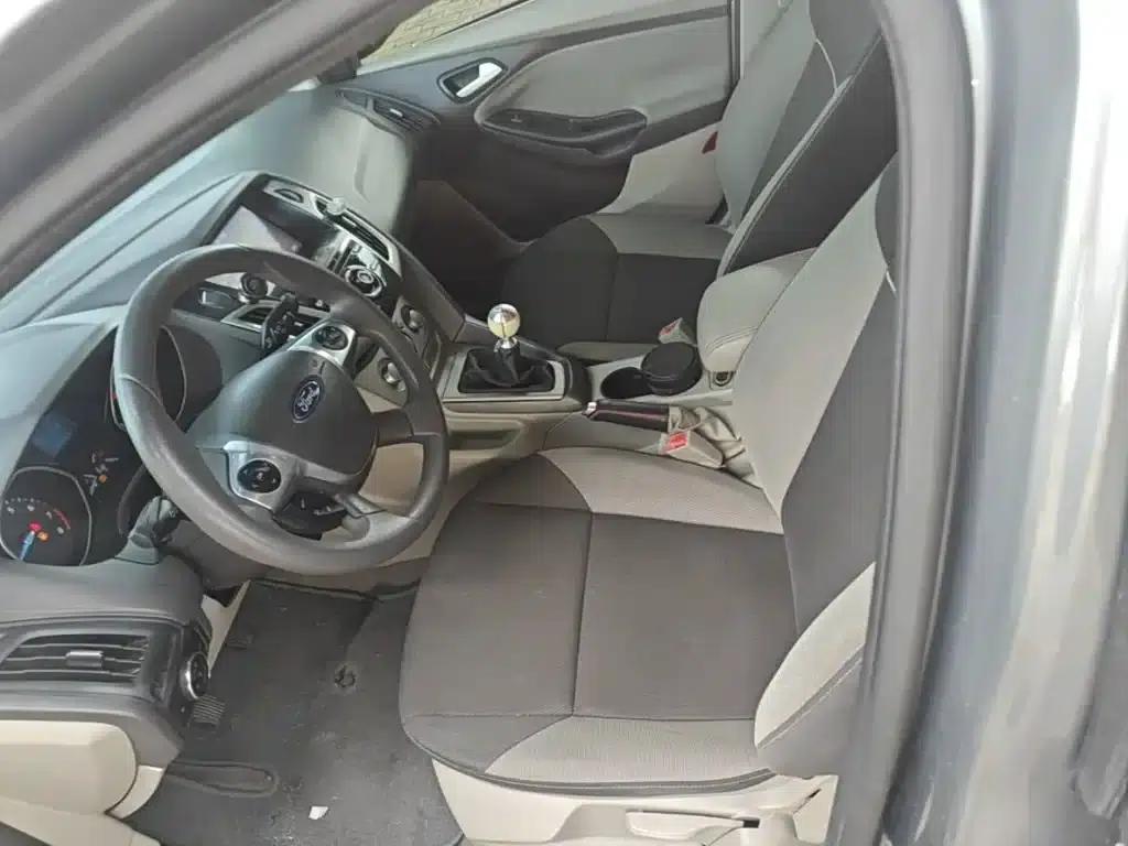 Ford Focus 2012 Sedan 1.6L Manual Comfort — миниатюра 15
