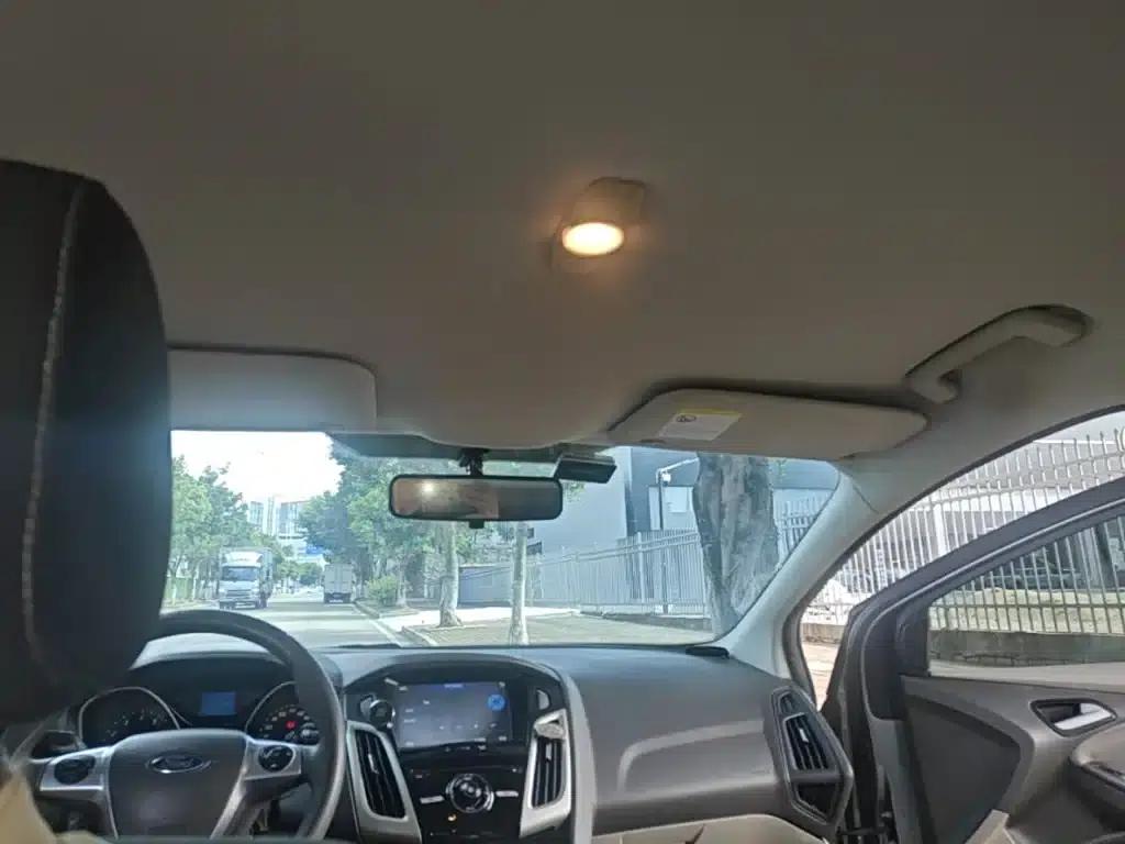 Ford Focus 2012 Sedan 1.6L Manual Comfort — миниатюра 18