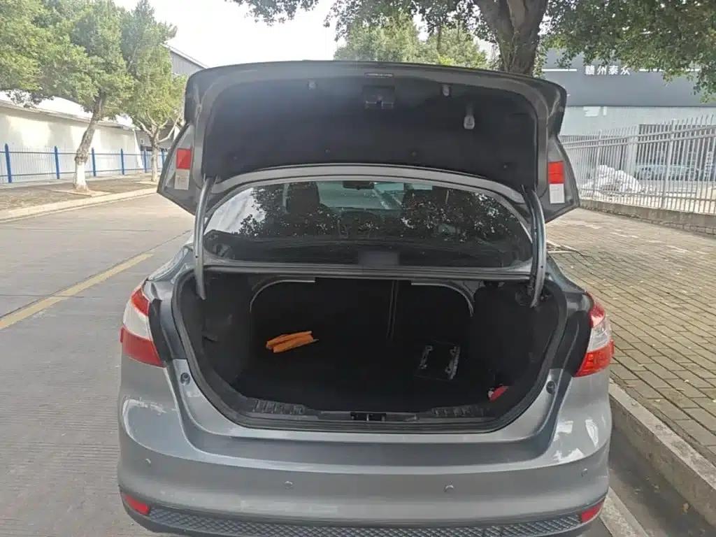 Ford Focus 2012 Sedan 1.6L Manual Comfort — миниатюра 19