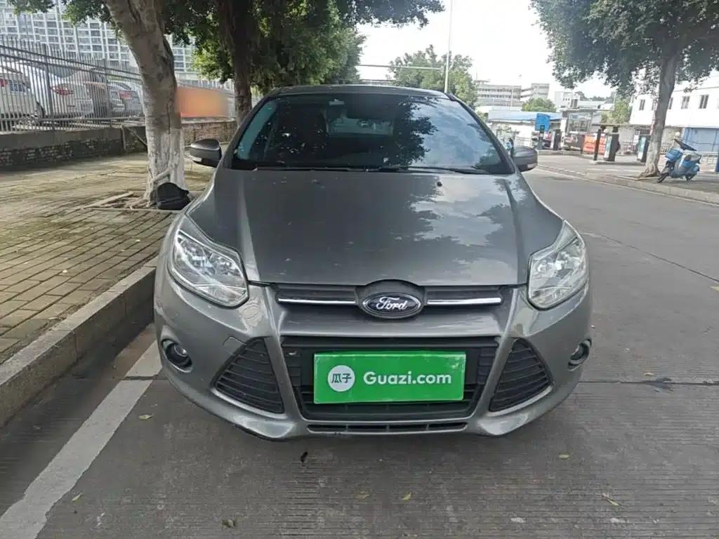 Ford Focus 2012 Sedan 1.6L Manual Comfort — миниатюра 3