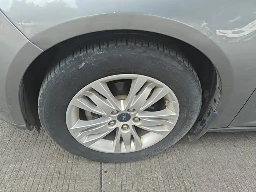 Ford Focus 2012 Sedan 1.6L Manual Comfort — миниатюра 23