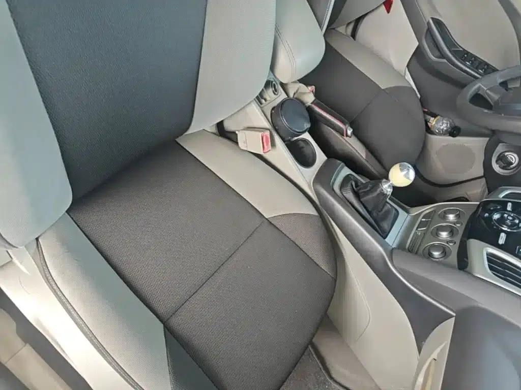 Ford Focus 2012 Sedan 1.6L Manual Comfort — миниатюра 25
