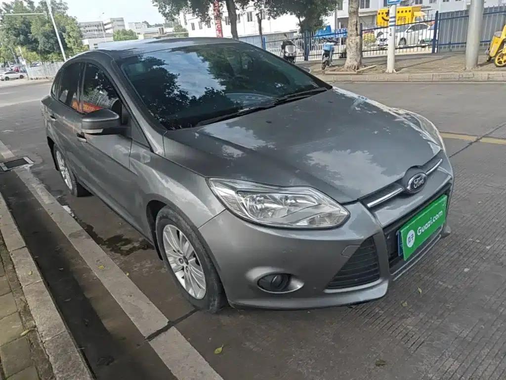Ford Focus 2012 Sedan 1.6L Manual Comfort — миниатюра 4