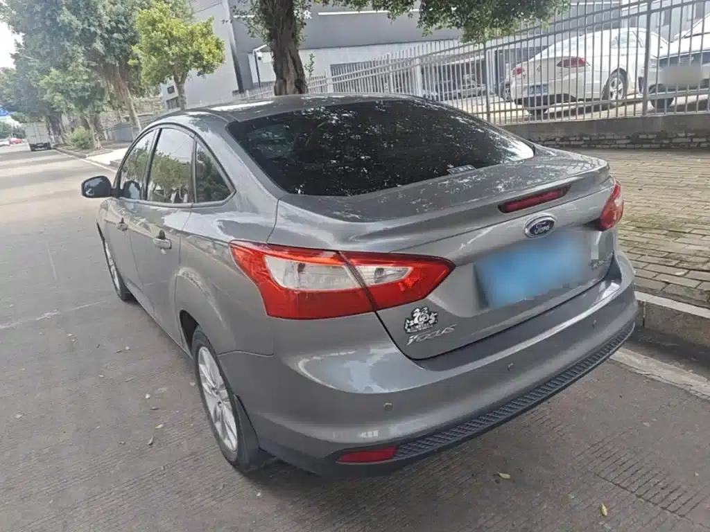 Ford Focus 2012 Sedan 1.6L Manual Comfort — миниатюра 5