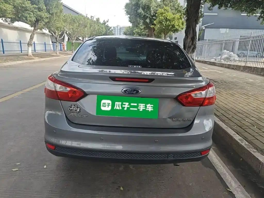 Ford Focus 2012 Sedan 1.6L Manual Comfort — миниатюра 6