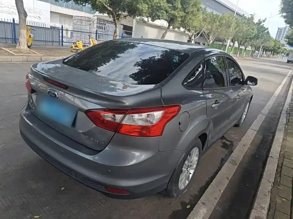 Ford Focus 2012 Sedan 1.6L Manual Comfort — миниатюра 7