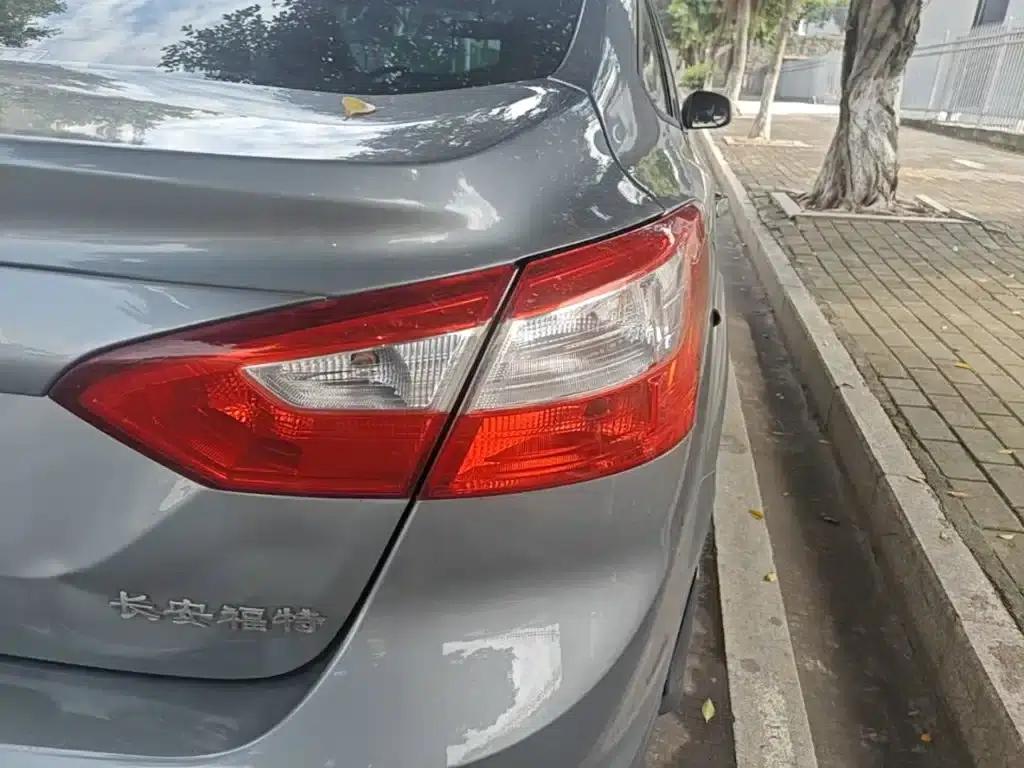 Ford Focus 2012 Sedan 1.6L Manual Comfort — миниатюра 8