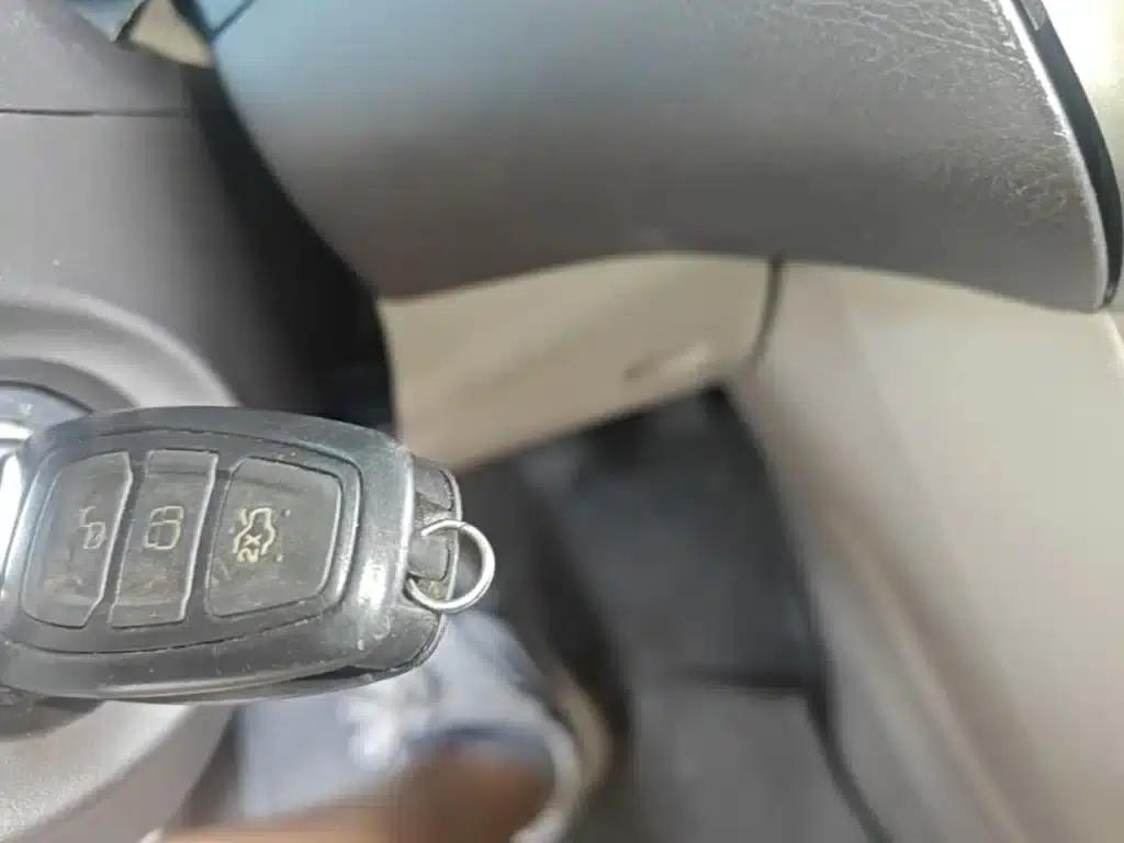 Ford Focus 2012 Sedan 1.6L Manual Comfort — миниатюра 9