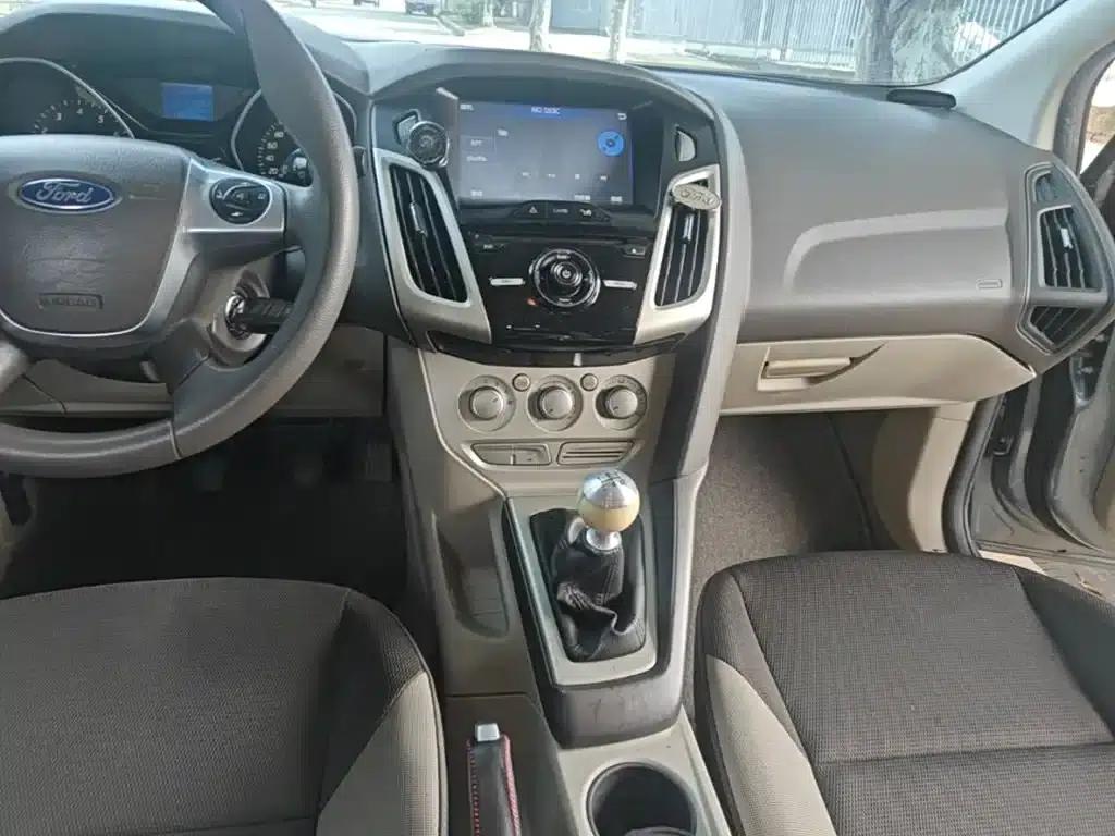 Ford Focus 2012 Sedan 1.6L Manual Comfort — миниатюра 10