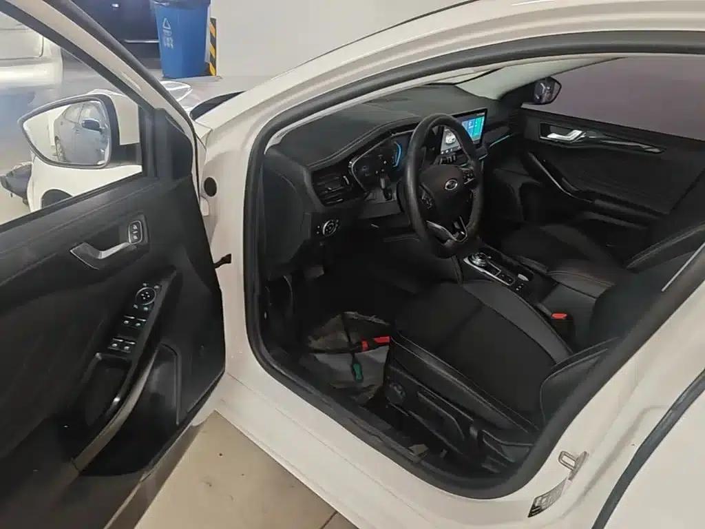 Ford Focus 2021 Hatchback EcoBoost 180 Automatic Trend Edition — миниатюра 16