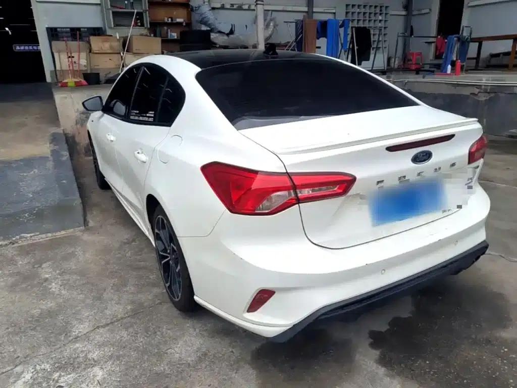 2021 Ford Focus Sedan EcoBoost 180 Automatic ST Line — миниатюра 5
