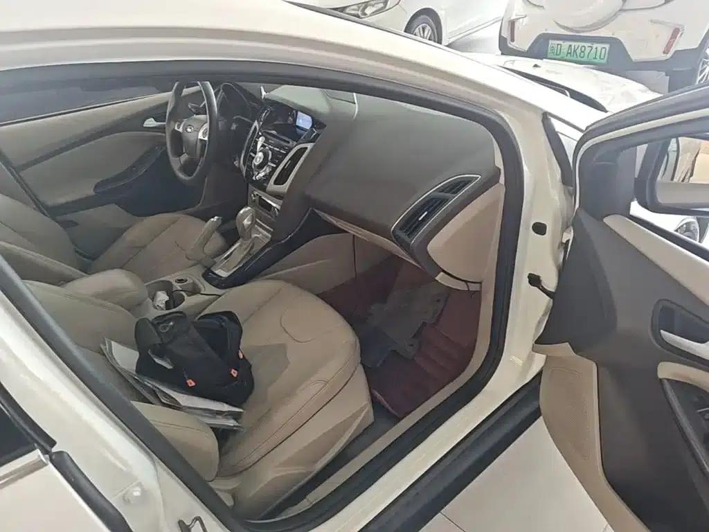 Ford Focus 2012 Sedan 1.6L Automatic Premium — миниатюра 11