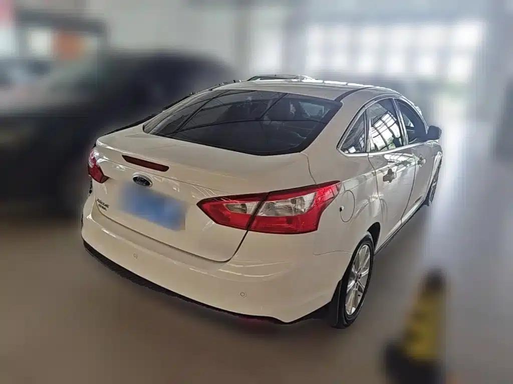 Ford Focus 2012 Sedan 1.6L Automatic Premium — миниатюра 12