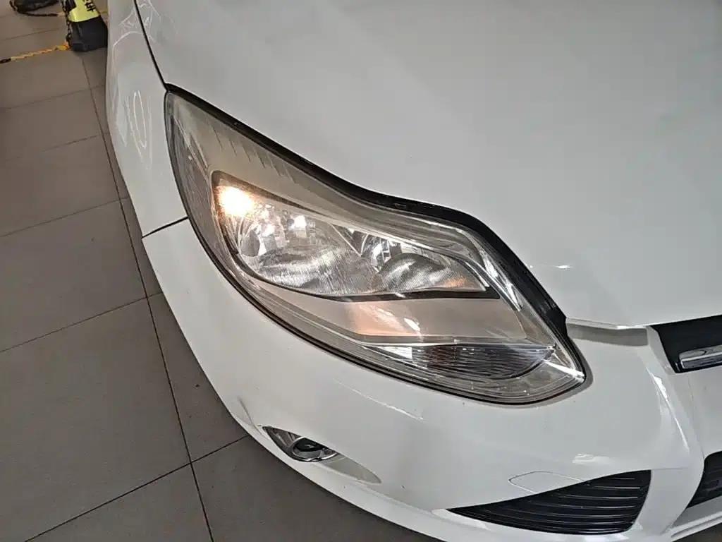 Ford Focus 2012 Sedan 1.6L Automatic Premium — миниатюра 13