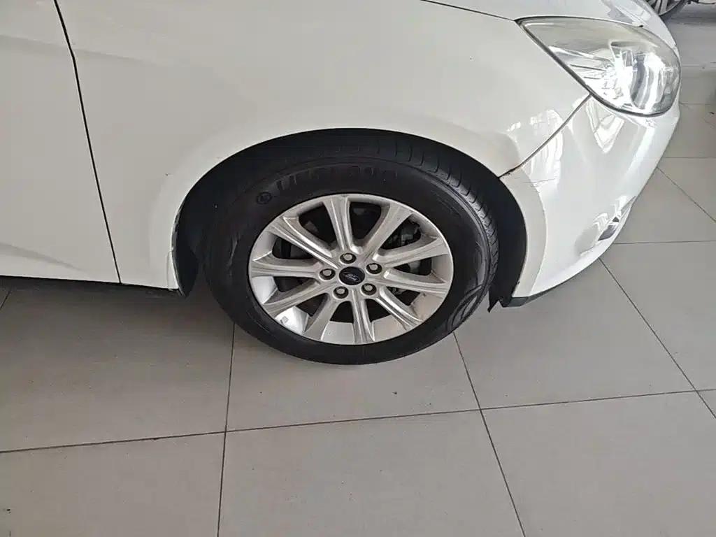 Ford Focus 2012 Sedan 1.6L Automatic Premium — миниатюра 14