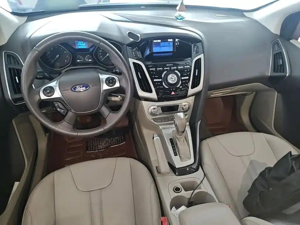 Ford Focus 2012 Sedan 1.6L Automatic Premium — миниатюра 16