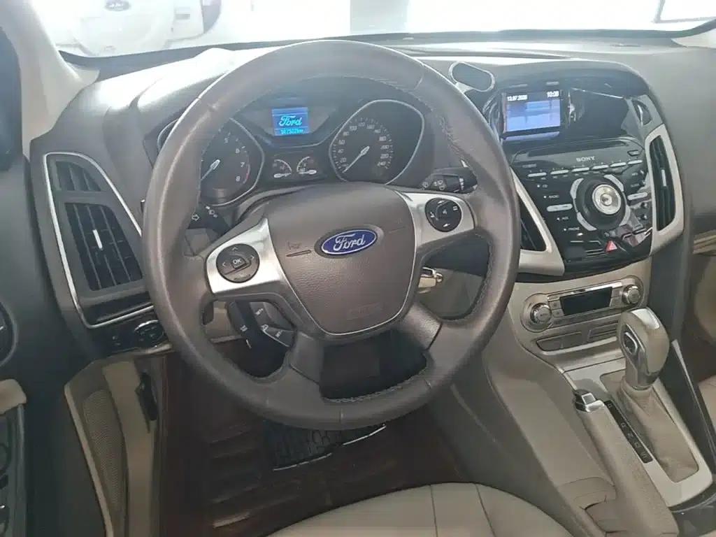 Ford Focus 2012 Sedan 1.6L Automatic Premium — миниатюра 17