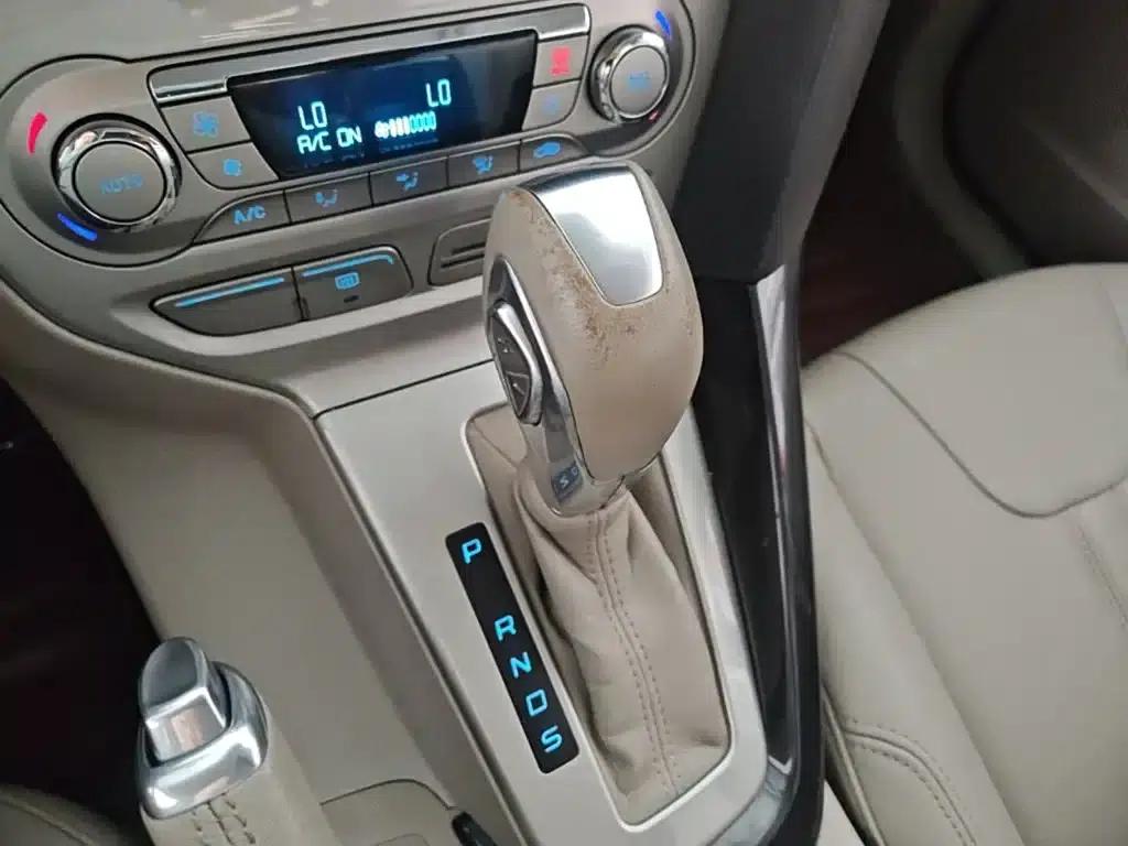 Ford Focus 2012 Sedan 1.6L Automatic Premium — миниатюра 21