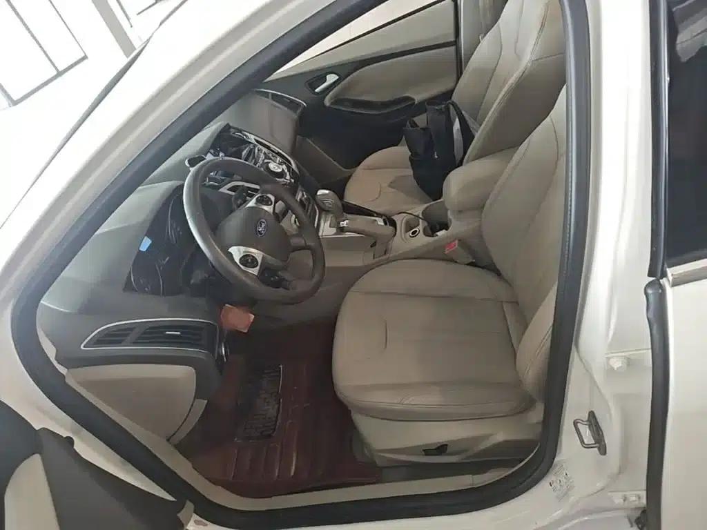 Ford Focus 2012 Sedan 1.6L Automatic Premium — миниатюра 22