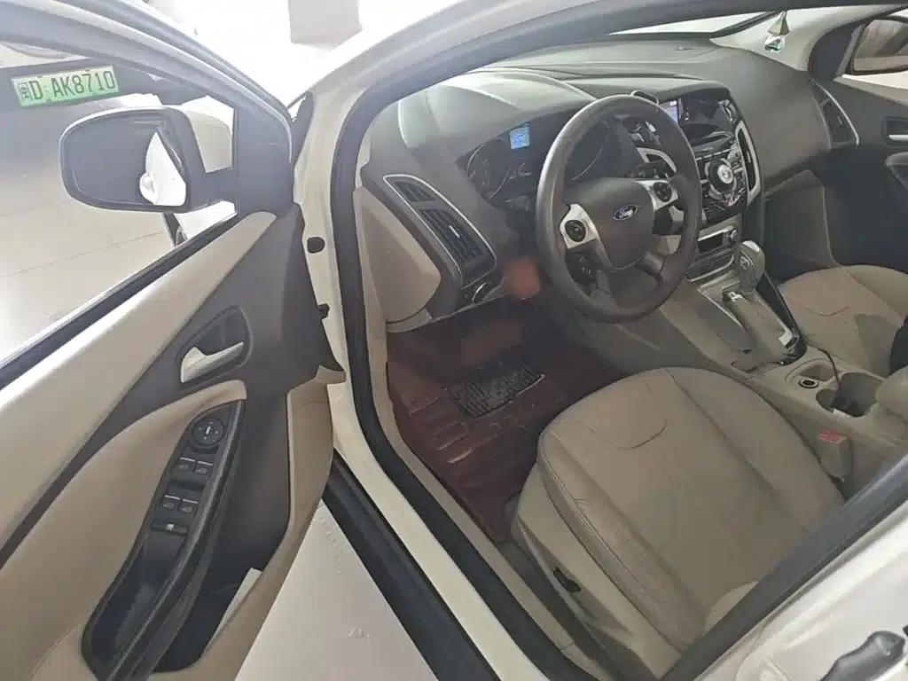 Ford Focus 2012 Sedan 1.6L Automatic Premium — миниатюра 23