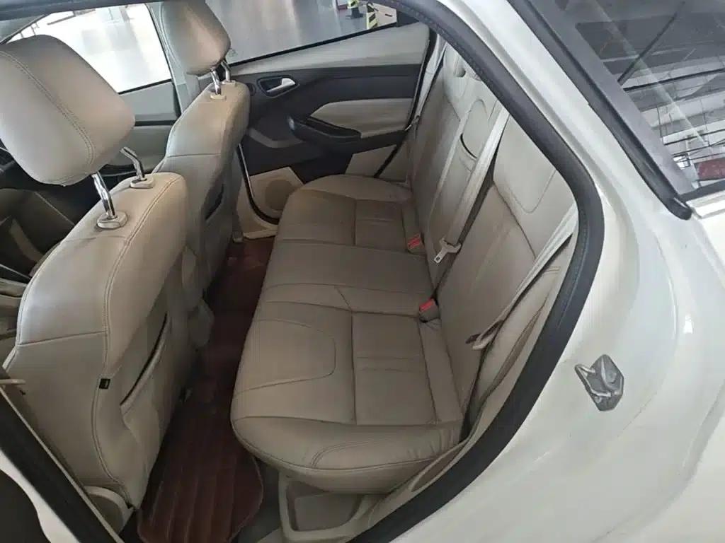 Ford Focus 2012 Sedan 1.6L Automatic Premium — миниатюра 24