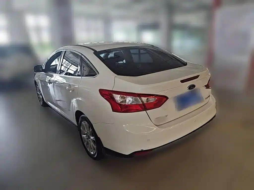 Ford Focus 2012 Sedan 1.6L Automatic Premium — миниатюра 9