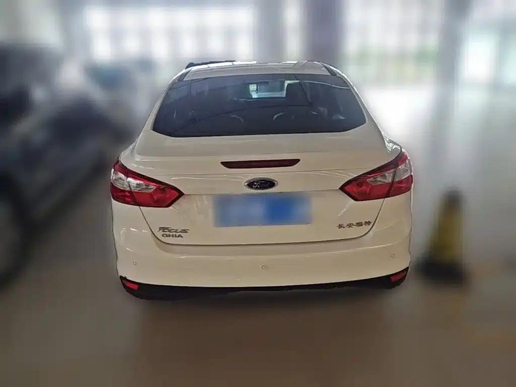Ford Focus 2012 Sedan 1.6L Automatic Premium — миниатюра 10