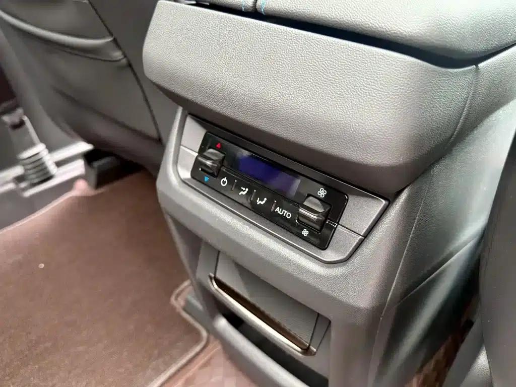 2023 Ford Edge L 2.0T EcoBoost E Hybrid 2WD 7-Seat Luxury — миниатюра 5