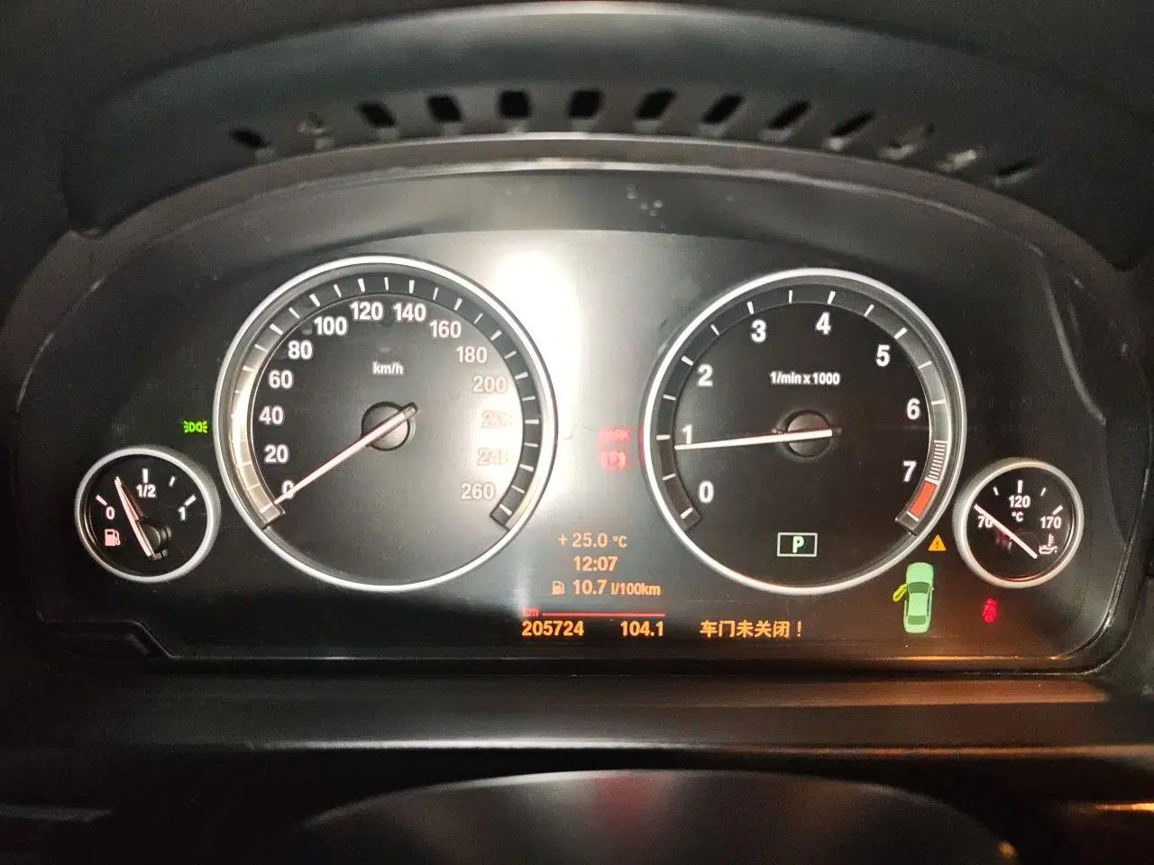 BMW 5 Series 2014 520Li Elegant Model — миниатюра 11