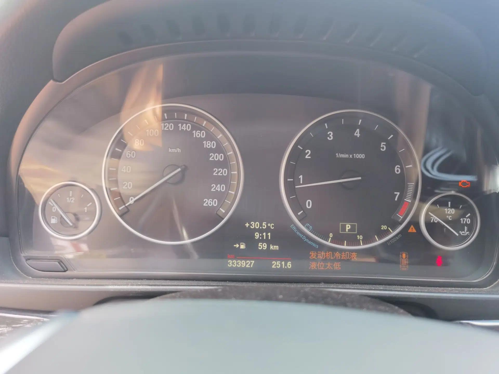 BMW 5 Series 2011 520Li Elegant Model — миниатюра 11