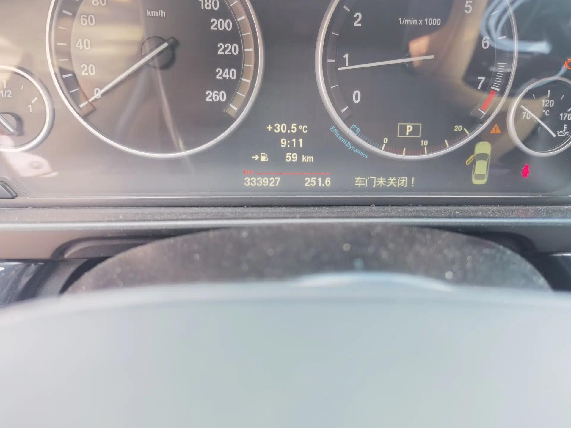BMW 5 Series 2011 520Li Elegant Model — миниатюра 12