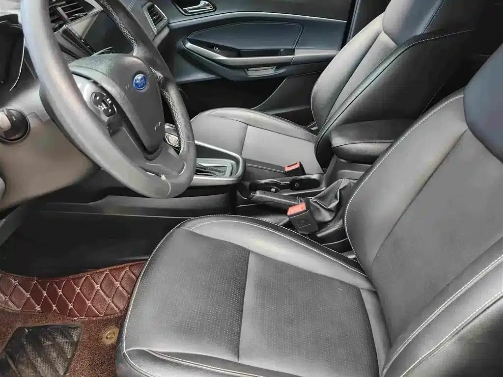 Ford Focus 2015 1.5L Automatic Comfort Model — миниатюра 4