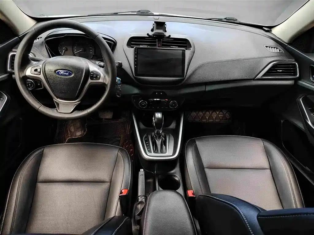 Ford Focus 2015 1.5L Automatic Comfort Model — миниатюра 5