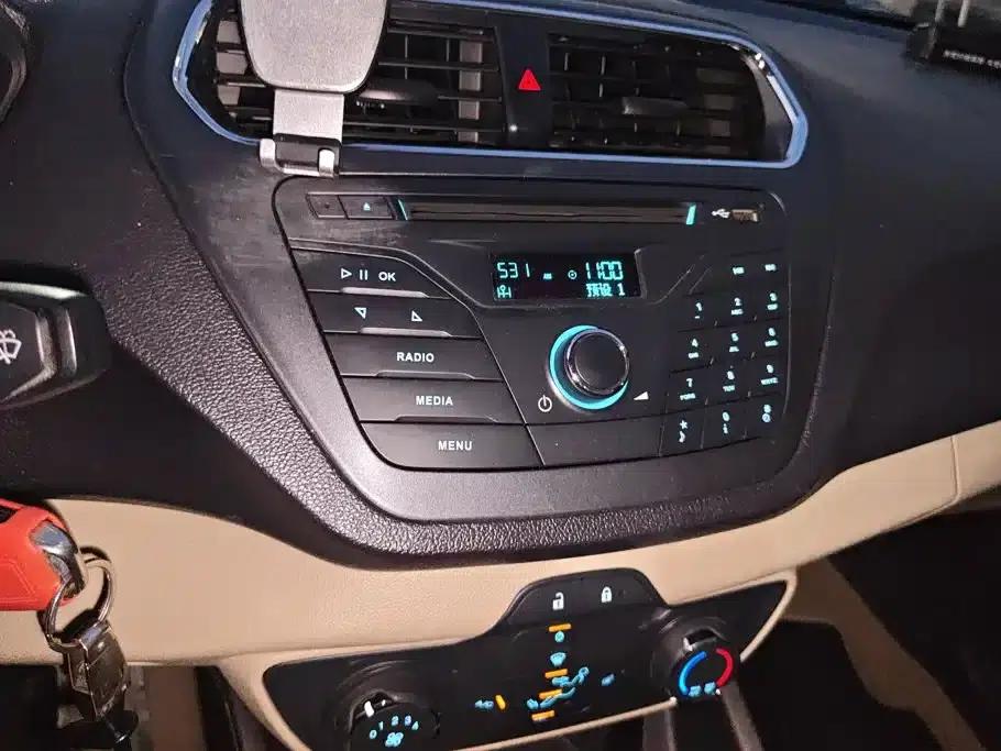 Ford Focus 2015 1.5L Automatic Fashion Edition — миниатюра 13