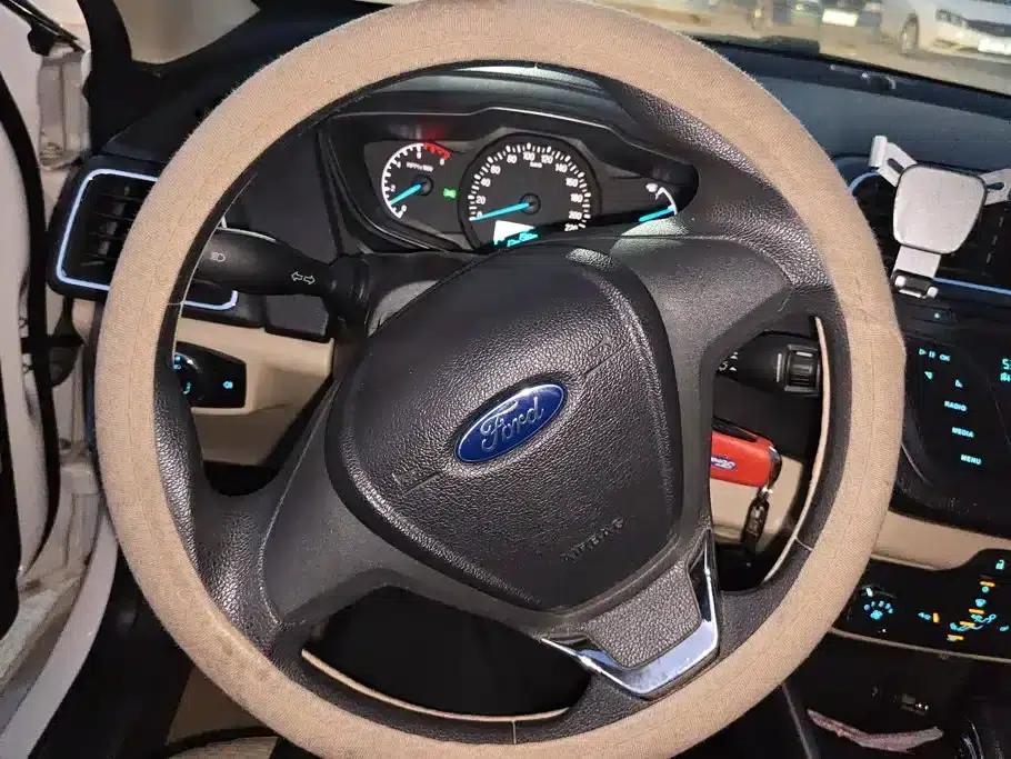 Ford Focus 2015 1.5L Automatic Fashion Edition — миниатюра 15