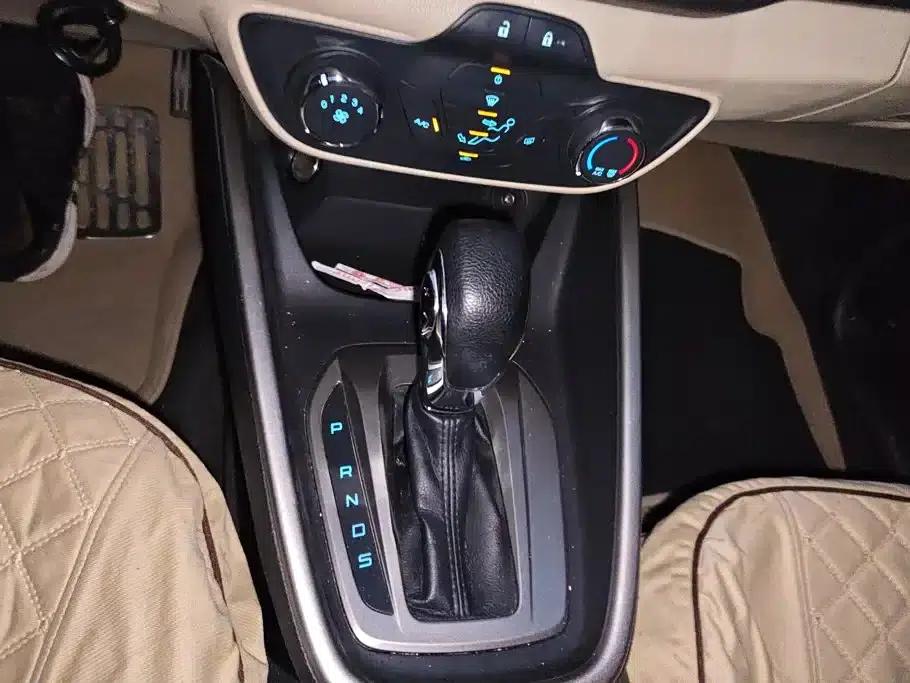 Ford Focus 2015 1.5L Automatic Fashion Edition — миниатюра 16